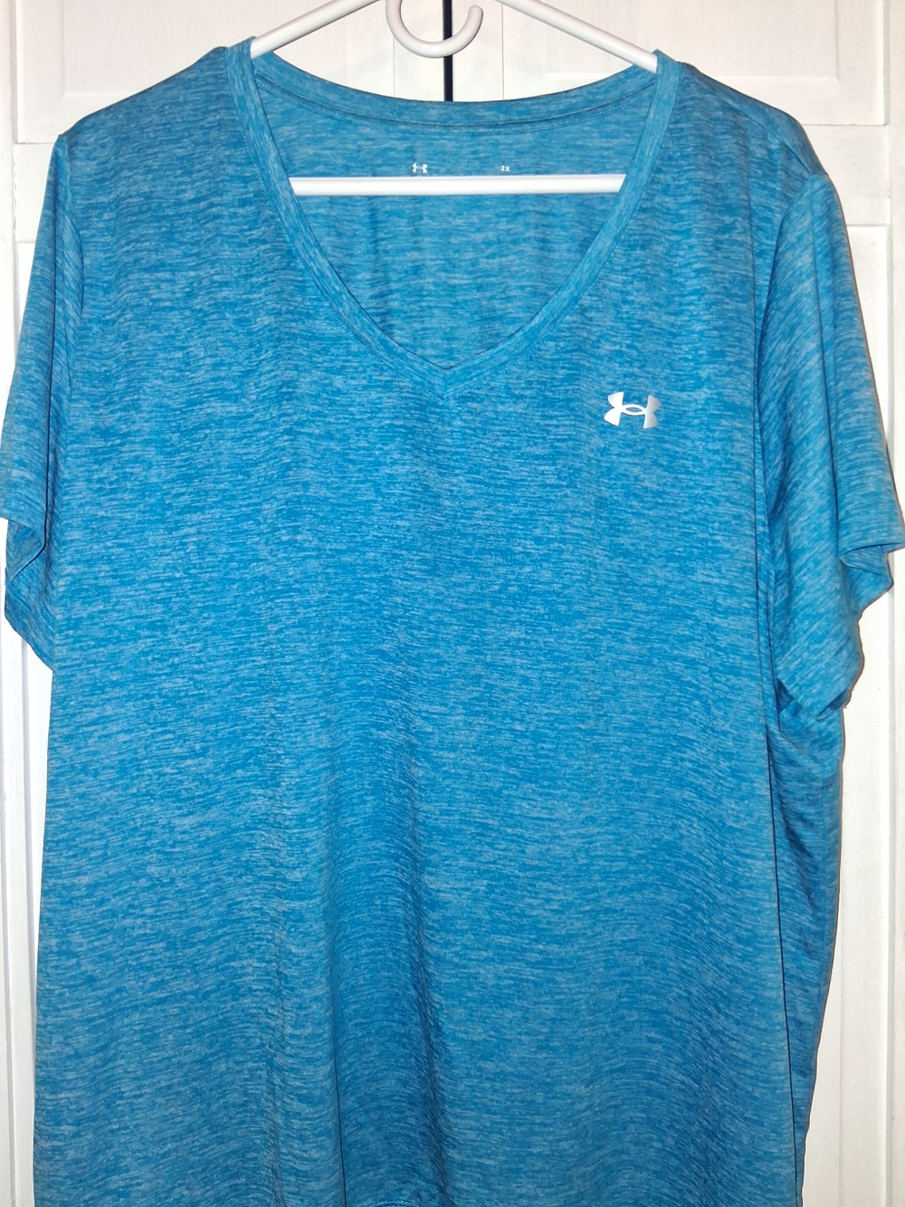 Under Armour Women’s Blue V-Neck Loose Fit Heatgear Performance Shirt - Picture 3 of 10